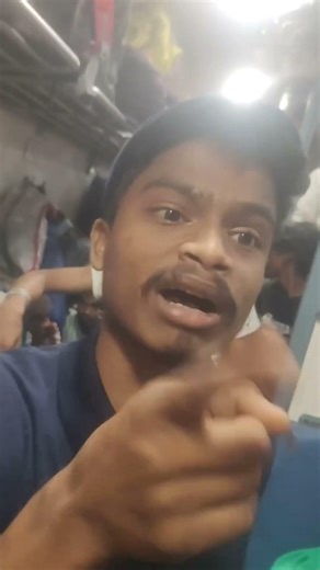 overchargeing waterbottle selling complaint krne pr angry 😠😡 pantry staff fight#railway #shorts #uk