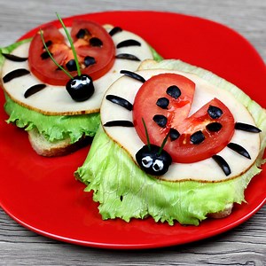 128K views · 605 reactions | NEM ESZI MEG A GYERKŐC A REGGELIT? HÁT DOBD FEL NEKI 5 PERC ALATT A KATICA SZENDVICSEKKEL ÉS BIZTOSAN ÜRES MARAD A TÁNYÉR! 珞 HA TÖBB ILYEN VIDEÓT SZERETNÉL LÁTNI, KÖVESS MINKET ITT -> (Y) Recept videók (Y) A teljes receptet keressétek a blogunkon!  | Recept videók | Facebook