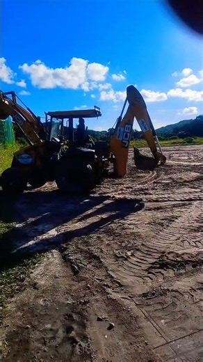 Remoção de grama e limpeza! 🚜 #maquinas #construcaocivil #trator #obrasegura #maquinaspesadas