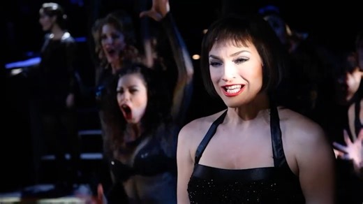 Det Ny Teater on Instagram: "DET NY TEATERS JULEKALENDER-QUIZ – 12. LÅGE Test din viden, se dagens video og vind gavekort I de seneste 30 år har 20 musicals haft danmarkspremiere på Det Ny Teater. Cats, The Phantom of the Opera, Wicked, The Producers, Beauty and the Beast, Kinky Boots og Billy Elliot er blot nogle af de forestillinger, der har haft dansk premiere på Det Ny Teater. Dagens gæst er Julie Steincke, som fik sin danske debut i The Producers. I dagens låge fortæller hun bl.a. om musica