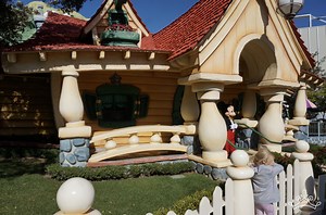 Behind the Building: Mickey's House - Duchess of Disneyland