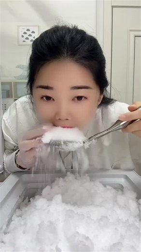 Xue'er - Soft Powdery Shaved Ice From Freezer #iceeatingasmr