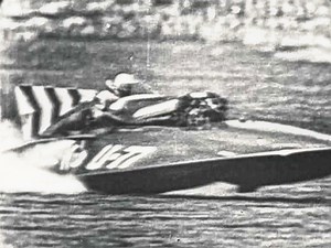 MIRA POD RACING Miss Wahoo flies down the front stretch of the 1957 Gold Cup Heat 1A on Lake Washington driven by the Icon himself Mira Slovak. This clip really captures the speed and violence of these old hydroplanes, this is my favorite piece of footage in the history of Earth. Please support the Hydroplane and Raceboat Museum in Kent, WA. "You must have Jedi reflexes if you race pods. - Qui-Gon Jinn Footage from the Hydroplane and Raceboat Museum Thank You for sharing 🏁 #Montwork Showcasing 