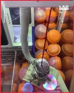 67M views · 54K reactions | There's something weirdly captivating about watching this claw machine king win stacks of money 螺 | LADbible | Facebook