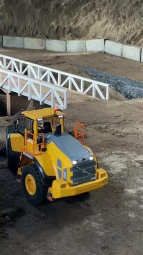 Front Loader Moving Tons of Dirt! 💪🔥 RC Volvo L220 Front Loader