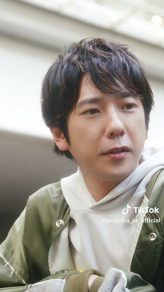 【パズドラTVCM】「あなたにとってパズドラとは？」篇（Aパターン30秒） モンスターを育てパズルでバトルするスマートフォン向けパズルRPG「パズル＆ドラゴンズ」のイメージキャラクター・二宮和也さんが出演する新TVCMを2月14 日（金）から全国で放送開始します。 パズドラのサービス開始13周年を記念して、イメージキャラクターを務める二宮和也さんが、初のドキュメンタリー風TVCMに登場します。 今回は、ドキュメンタリー番組が二宮さんの日常に密着し、映画やTV番組の撮影の合間で、楽屋でのスタンバイ時間や移動中にパズドラを楽しむ二宮さんが描かれています。 多忙を極める中でも常に近くにはパズドラがある生活。パズドラが二宮さんにとってどのような存在なのか、二宮さんの素の一面が垣間見えるラストの一言にも注目です。 #パズドラ 『パズル＆ドラゴンズ』のアプリについてはコチラ ■App Store https://apps.apple.com/jp/app/id493470467 ■Google Play https://play.google.com/store/apps/details?id=j