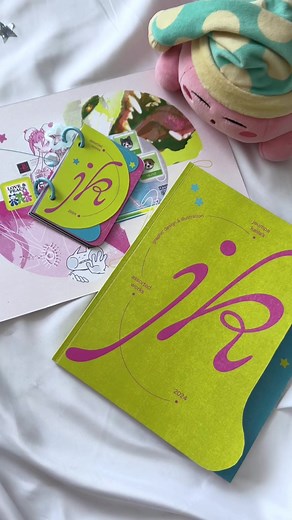 my (newest!) portfolioo 💫⭐️ had a super fun time personalizing, printing, and assembling it 🌷 fond of the mini version as well - #portfolio #graphicdesign #art #zine