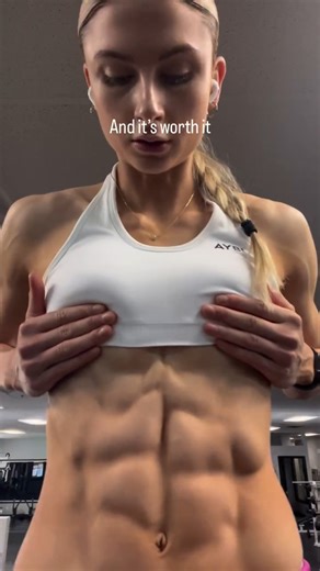 Gym girl showing six pack abs #abs #motivation #sixpackabs #absflex #viralvideo #music #sixpack