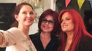 Wynonna Judd Explains How She & Sister Ashley Grew Closer After Mom Naomi’s Death