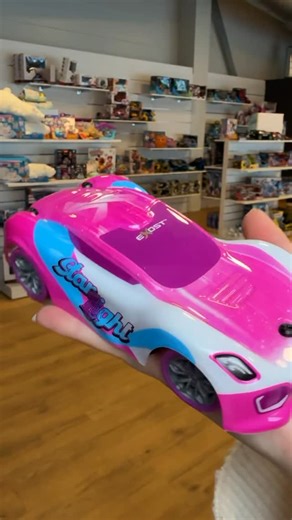 Jccpartner on Instagram: "Redo för rosa racing? 🩷🏁 Exost Star Light är en liten men snabb radiostyrd bil designad för fart och smidig körning. Med 2.4 GHz-teknik kan flera bilar köra samtidigt, perfekt för tävlingar med familj och vänner. Snabb, lätt att styra och full av körglädje 🏎️ Produktinfo: 20642 #radiostyrdbil #leksaksbil #barnleksaker #familjeliv #leksakstips"