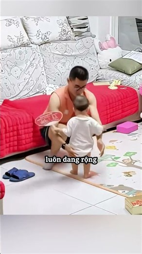 Heartwarming moment as the whole family watches the baby take their first steps ❤️