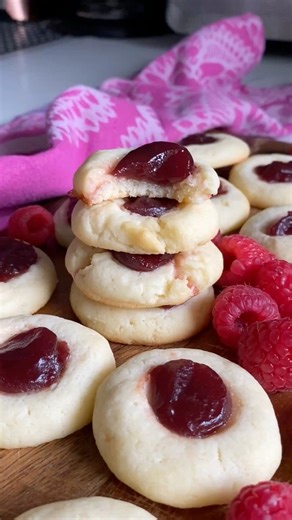 2.4M views · 23K reactions | 5 Ingredient Raspberry Cheesecake Cookies 勺 https://hungryhappens.net/5-ingredient-raspberry-cheese-cake-cookies/ ✨✨Comment RECIPE to receive a link  in your DMs ✨✨✨ | hungry happens | Facebook