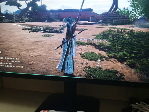 它有两个遥控手柄可以控制，一个方向，一个行走，很方便控制，而且如果不熟悉，上面就会出现提示，运行流畅，自然，不卡顿