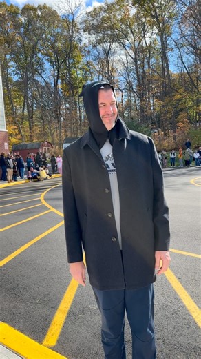 Can you swoop in! #halloween #🎃 #costume #halloweencontest #funny #funnyvideos | MommieMix