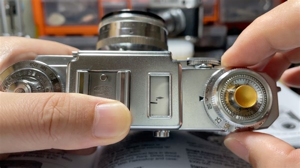 沉浸式把玩蔡司Contax iiia相机，产自于1954-1961年的西德。