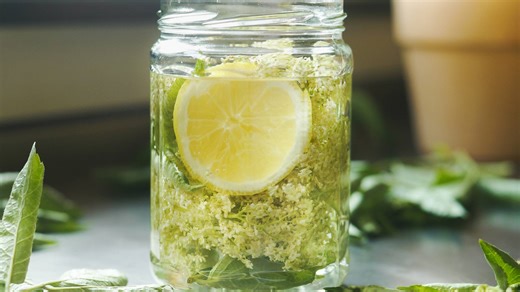 Illatos házi bodzaszörp: sok citrommal a legfinomabb