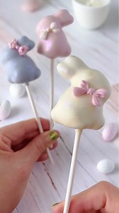 🐰🎀Bunny Cake Pops Made Easy! 🎀🐰 The secret to perfectly shaped bunny cake pops? Our Bunny Cake Pop Mold! 🐇💕 With just a little bow 🎀 and a pop of color, these simple yet stunning treats come to life—effortless and adorable! Want to make your own? Grab our Bunny Cake Pop Mold and hop into easy cake pop decorating! 🛍️💖 Tap to shop or visit www.mylittlecakepop.com! 🚚 Free shipping on orders $75 ! #BunnyCakePops #EasterBaking #CakePopMolds #EasyCakePops #MyLittleCakepop #mylittlecakepopmol
