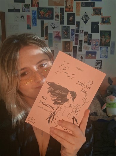 📚 Ce n'était pas un monstre ou le recueil que j'aurais voulu ne jamais écrire, mais qui est désormais disponible partout. Un recueil où je reviens sur les violences conjugales que j'ai subies dans cette relation. J'avais 19 ans, et je me suis vue devenir un fantôme petit à petit. Aujourd'hui j'ai presque 25 ans et j'apprends encore à aimer la vie. J'ai survécu. Je ne sais pas trop comment. J'ai décidé de témoigner, de permettre aux gens de comprendre comment l'emprise s'installe et comment la v