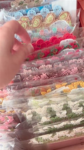 ミホ | 近沢レースの未開封シリーズの整頓をしました。 私、お花シリーズと白レースが好きかも。 そして購入にあたり、直営店で入れてくれるこの透明な袋とシールに並々ならぬこだわりが有るのは私だけでしょうか、笑 頂いたもの、現在使ってる物も含め、宝物です🤍 #近沢レース... | Instagram