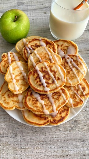 Fitwaffle Kitchen | Eloise on Instagram: "MINI APPLE FRITTER PANCAKES 😍 These pancakes are absolutely delicious! They’re light, fluffy and packed with juicy apples, then topped with a sweet glaze 🤤 I accidentally forgot to add the cinnamon in with the other dry ingredients 🙈 but I would definitely recommend you do if you love cinnamon! Sound on for full instructions 🔉 All you need is: 210g Self raising flour 1 tbsp Caster sugar 1 1/2 tsp Baking powder 2 tsp Cinnamon (add in with other dry in