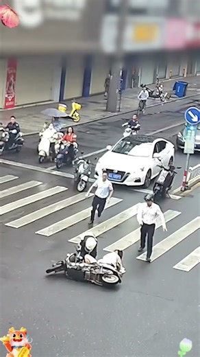 毫不犹豫！当孕妇摔倒在车流中，他们停下的不仅仅是车，更是人性的光辉。