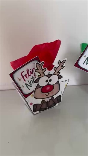 *Caixinhas para lembrancinha de Natal tema Rena💚❤🫎* Apenas R$5,00 O material vai em duas opções de tamanho (1 folha A4 e 2 folhas A4), e também nas opções colorido e para colorir. Acompanha vídeo tutorial de montagem. O material vai em PDF pronto para impressão, não editável.