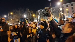 Nakon izvođenja pesme "Vostani Serbije" od strane hora, građani su pozvani da se priključe - poslušajte zajednički nastup 👇 | mojnovisad.com