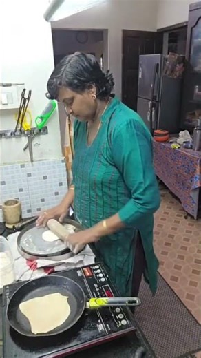 mom making chappathi #food#cooking