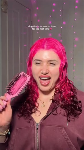 Curly Barbie on Instagram: "10 MINS TO STYLE HAIR with @bouncecurl brush 😍 @theprincessdiariez_ bounce curl define brush results tutorial, pink curly hair, pink curls #curlyhair #bouncecurl"
