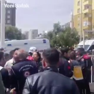 Şimdi de Kahramanmaraş’ta Ayşel Çalık Ortaokulu'nda silah sesleri duyuldu.Kahramanmaraş Valisi Ünlüler: "Okuldaki saldırıyla ilgili maalesef can kaybı var."2 gündür okullarda yaşanan bu olaylar normal değildir. Birileri operasyon çekiyor.#saldırı
