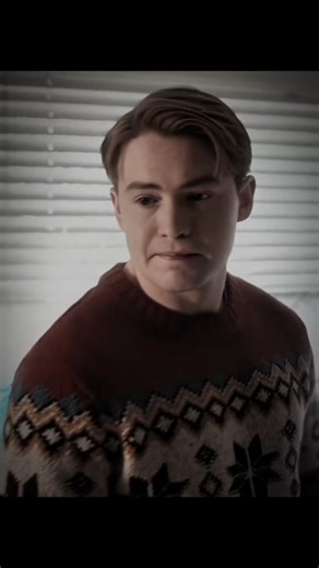 Heartstopper Peru on Instagram: "Kit Connor es lo único bueno es este mundo 🫠"