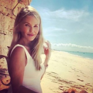 Feel like an Italian movie star even after a swim 😉Thanks to @hair2wear #christiecollection | Christie Brinkley