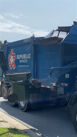 2405 #macktrucks #garbagetruck #republicservices #recycling