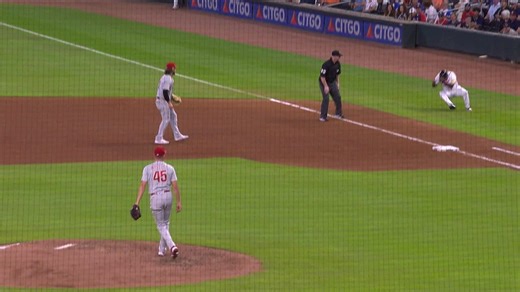 Eric Young Sr. evade un foul