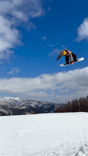 Shin Ikeda（ashitaDesign） on Instagram: "黄色と赤と空の青が小学生の夏休みを思い出します。 小4サマー900 カメラ @ryoga_ll リップのリメイク後の映像です。白鳥ビッグ2連最高ですよ。 スクール毎日やってます！パークフリーランレッスン、初心者レッスンを研究しながら運営中！ アカウントこちら💁‍♂️ @ikedapark_school #snowboading #スノーボード #グラトリ #キッカー #YouTuber 白鳥高原スノボー初心者ターンのやり方レッスン毎日開催中 @hascosnow @neversummerjapan @ixnine_99"