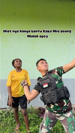 Niatnya hanya bantu kak Mia ambil pinang, malah apes🥹 #fyp #papua #tni #semuaorang #pinang