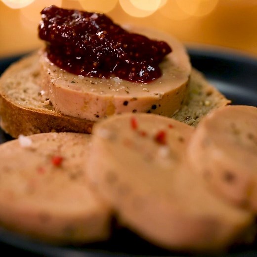Pain de campagne grillé, foie gras mi-cuit et chutney de figues : trio gagnant pour des toasts absolument divins 🎄 | Cuisine Actuelle