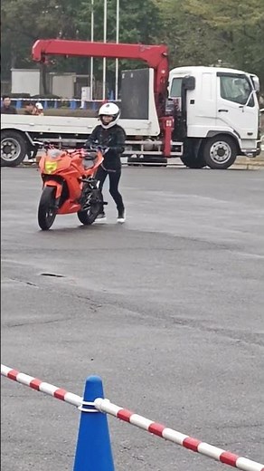 バイクの散歩をする日本唯一の女性スタントウーマン、【オートジャンボリー2025】