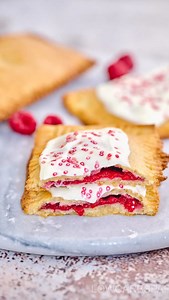 Just made a batch of these Keto Pop Tarts and OMG—they hit the spot! 😍🥧 Flaky, buttery crust a sweet raspberry chia jam filling = total throwback without the sugar crash. You only need 30 minutes and a few simple low-carb ingredients to make these at home. Honestly, they’re way better than the store-bought kind (and way better for you too). 👉 Full recipe’s on the blog—link in bio if you’re feeling nostalgic 💕 #KetoPopTarts #LowCarbBaking #GlutenFreeTreats #HealthySnacks #KetoDessert #SugarFr