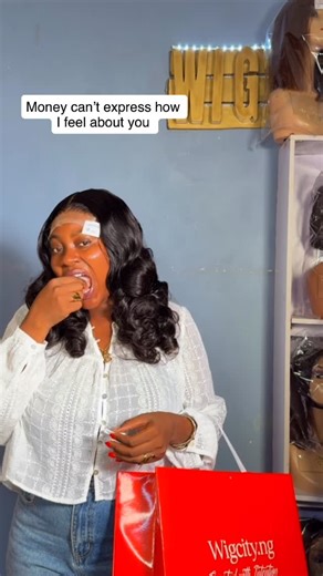 Davies Comfort || original human hair wigs in ibadan on Instagram: "Start with wigcity signature wavy unit ma fi ejo pami 😩. - With 220k, you will get this for your baby on Feb 14 and she will love you for it 💯. - I will also add; ▪️Serum, brush and wig cap to maintain her wig ▪️cute hand fan, manicure set & notepad (to write your love story ▪️chocolates, wine, biscuits (to share with you and prepare the tempo for the night activity 😉) ▪️A rose and handwritten note to express your intention.