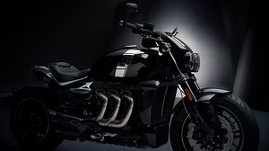 Llega la nueva y esperada Triumph Rocket 3 TFC. La moto definitiva. Una máquina ultra-premium de edición limitada y una obra maestra de la ingeniería británica. Con su motor tricilíndrico de 2.500cc vuelve a ser la motocicleta de producción en serie de mayor cilindrada del mundo y marca un nuevo referente con su presencia musculosa, su tecnología líder y el más alto nivel de prestaciones y componentes. Sólo se fabricarán 750 unidades para todo el mundo y ya están todas reservadas, pero si quiere