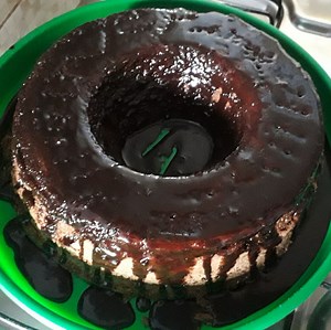 Receita de Bolo de chocolate molhadinho e fofinho com calda de chocolate, enviada por gabriela corrêa - TudoGostoso
