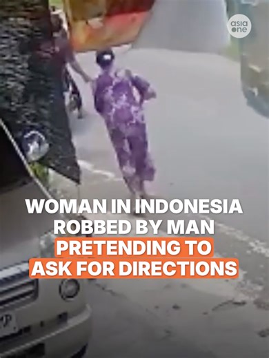 A woman at Pemalang village in Java, Indonesia, was robbed on Jan 7 by a man on a motorcycle. The man is seen on CCTV footage stopping to ask for directions. According to local media reports, the motorcyclist snatched a necklace she was wearing when her guard was down. He then fled the scene with his motorcycle with an accomplice. #news #Indonesia #Crime #Robbery #Theft #Motorcycle