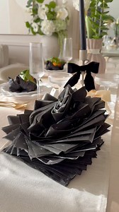 Je vous repartage cette technique de pliage de serviette en papier que vous aviez beaucoup aimée l'année dernière. Une méthode facile pour transformer votre table sans effort. Ce pliage apporte tout de suite une jolie touche déco, un peu plus sympa que de poser la serviette simplement, et en plus chacun peut se servir facilement selon ses besoins. La technique : Une assiette bien plate, la serviette au centre, on appuie au milieu puis on tourne doucement jusqu'à ce que ça bloque. Résultat : une