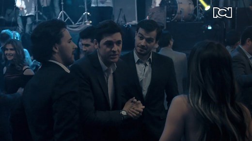 #LaLeyDelCorazón | https://bit.ly/3tyIaeR | Agobiados por el trabajo y su soltería, los abogados salen a divertirse en una noche de copas, en la cual conocen nuevas amigas. 🫢 | Canal RCN