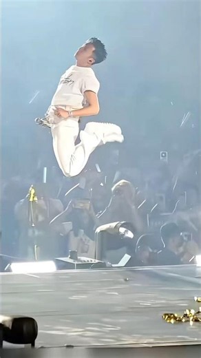 47-year-old Nicholas Tse's jumping ability is amazing at his Beijing National Stadium (Bird's Nes...