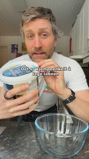 Sånn her lager du labneh, en tjukk og kremet yoghurtost fra midtøsten. Jeg fikk spist dette for første gang da jeg var i Oman, og følte jeg bare måtte gjenskape den smaken hjemme. INGREDIENSER Grekisk eller tyrkisk yoghurt 1 liten klype salt Honning Chiliflak – jeg bruker koreansk gochugaru Extra virgin olivenolje Kaffefilter eller osteklede FREMGANGSMÅTE Ha yoghurten i en bolle dryss over salt og bland godt inn. Legg en sil over en bolle, og ha i kaffefilter eller osteklede (om du skulle ha det