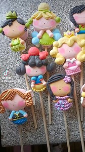 ⭐¡Descubre la magia de la decoración de bombones con royal icing con nuestros Cursos en Línea!⭐ ‼️ Aprende, Emprende y Genera‼️ 💲120 PESOS CADA UNO Nuestros cursos básicos de decoración te enseñarán a crear hermosas paletas de bombón paso a paso, perfectas para sorprender a tus seres queridos, desestresarte con un pasatiempo creativo o incluso comenzar un emprendimiento muy rentable. 👑👑PRINCESAS: Aprende a elaborar 17 encantadores diseños inspirados en tus princesas favoritas. Desde la elegan
