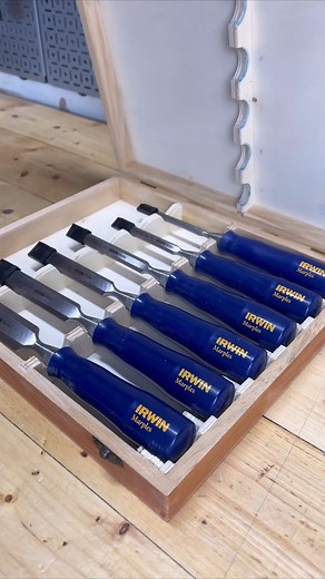 This Marples® Chisels set looks pretty sharp 😉. What kind of projects do you use our chisels on the most? 🎥: Viktor Stump Ces ciseaux Marples® ont l’air bien aiguisés. Pour quel type de projets utilisez-vous le plus nos ciseaux? | Irwin Tools