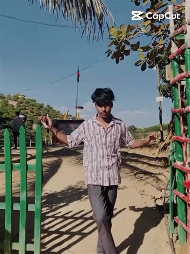 Créez un portrait DSLR hyper réaliste de jeune homme (en utilisant 100% de mon image de refrence visage téléchargée) avec des cheveux tranchants soigneusement volumineux, portant une chemise noire, manche roulée, pantalon formel beige, mocassins bruns, une montre de luxe, une main tenant un magazine de mode, nom de couverture